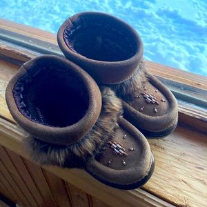 Rabbit fur and suede Canadian boots with sheepskin footbed
